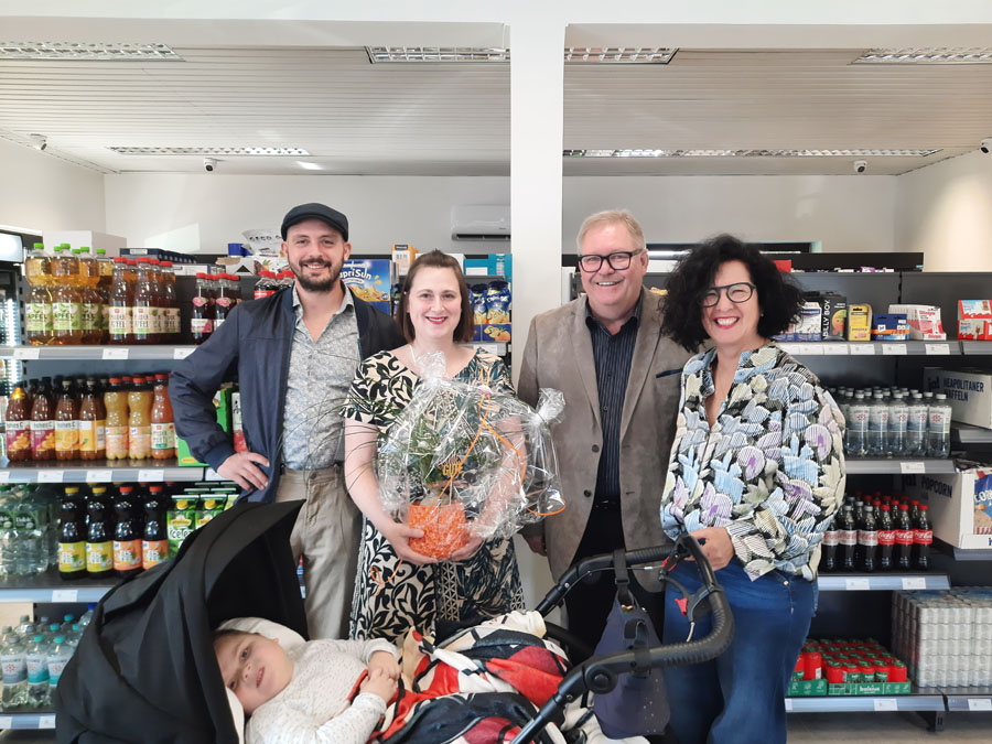 Marius und Romina Müller mit Sohn Felix, Ortsvorsteher Fred Metschberger und seine Stellvertreterin Daniela Ferring